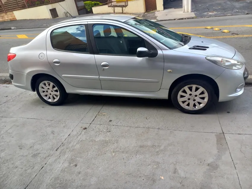 PEUGEOT 207 Sedan - Foto