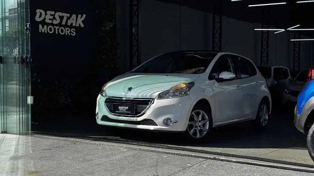 PEUGEOT 208