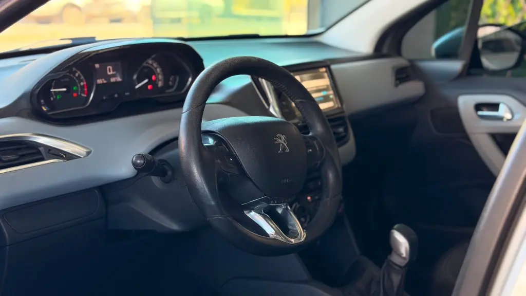 PEUGEOT 208 - Foto