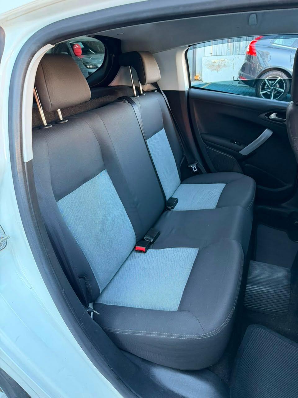 PEUGEOT 208 - Foto