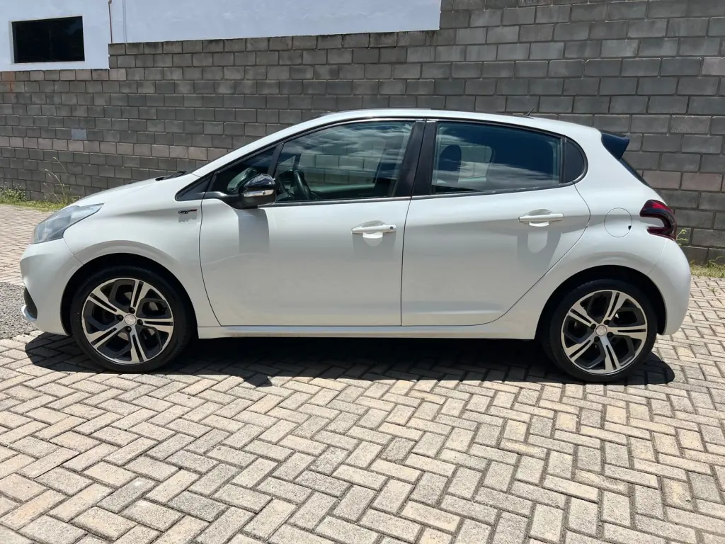 PEUGEOT 208 - Foto