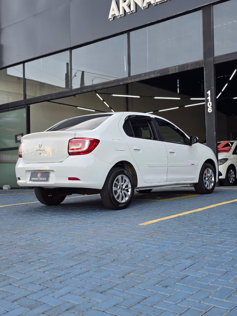 RENAULT Logan - Foto