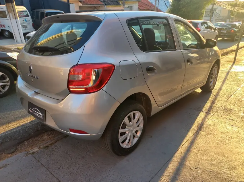 RENAULT Sandero - Foto