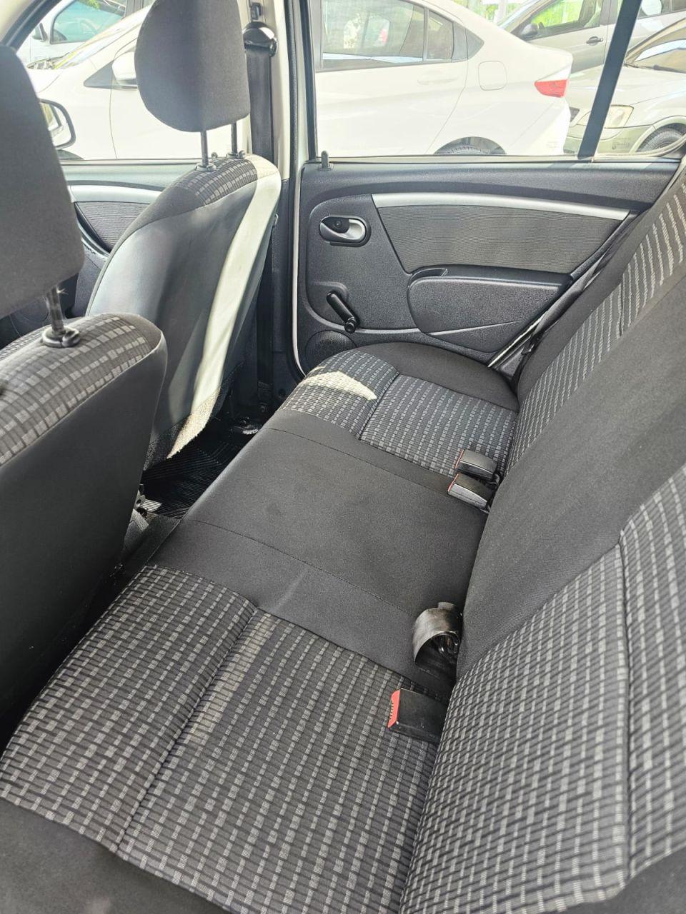 RENAULT Sandero - Foto