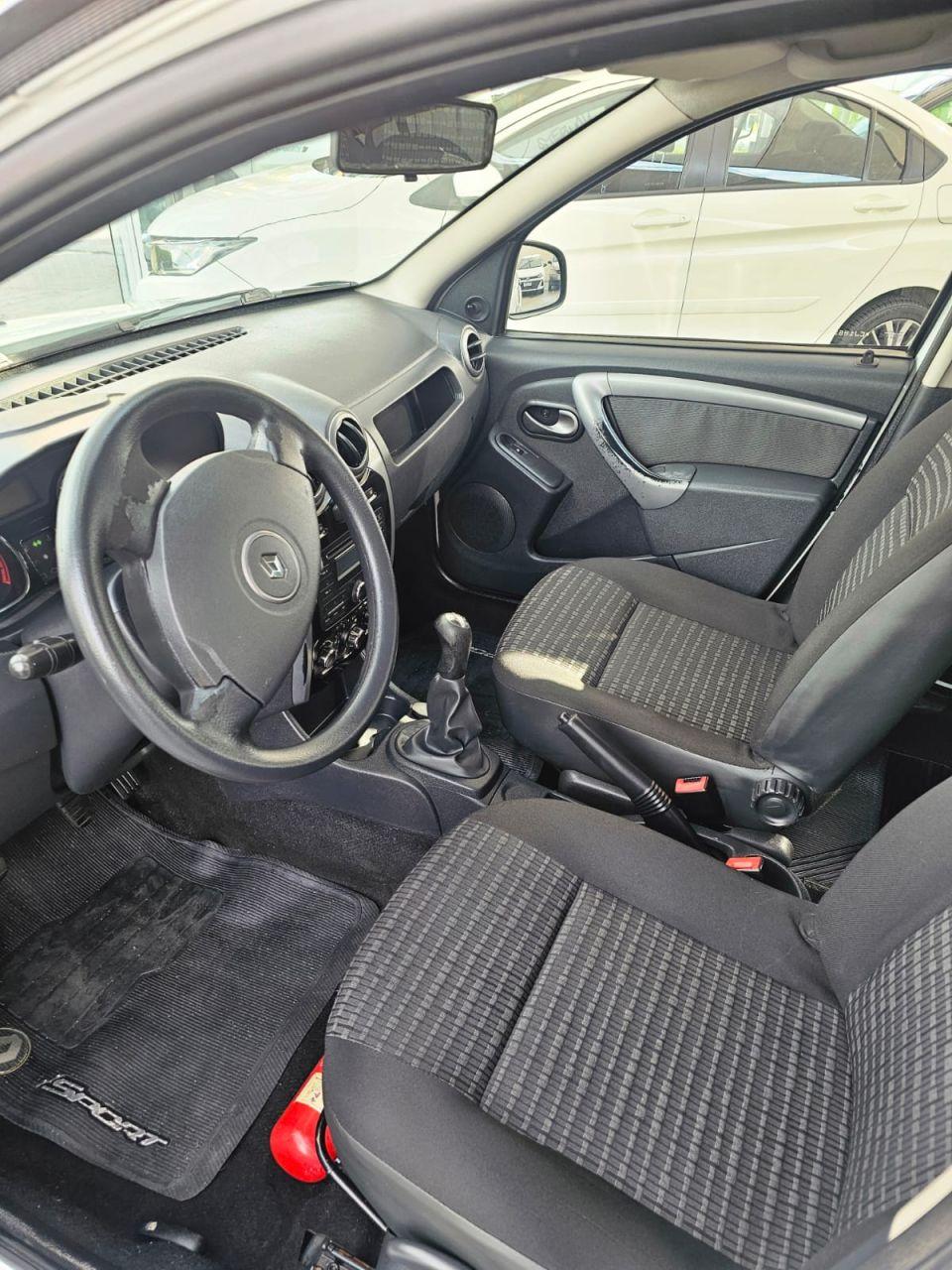 RENAULT Sandero - Foto