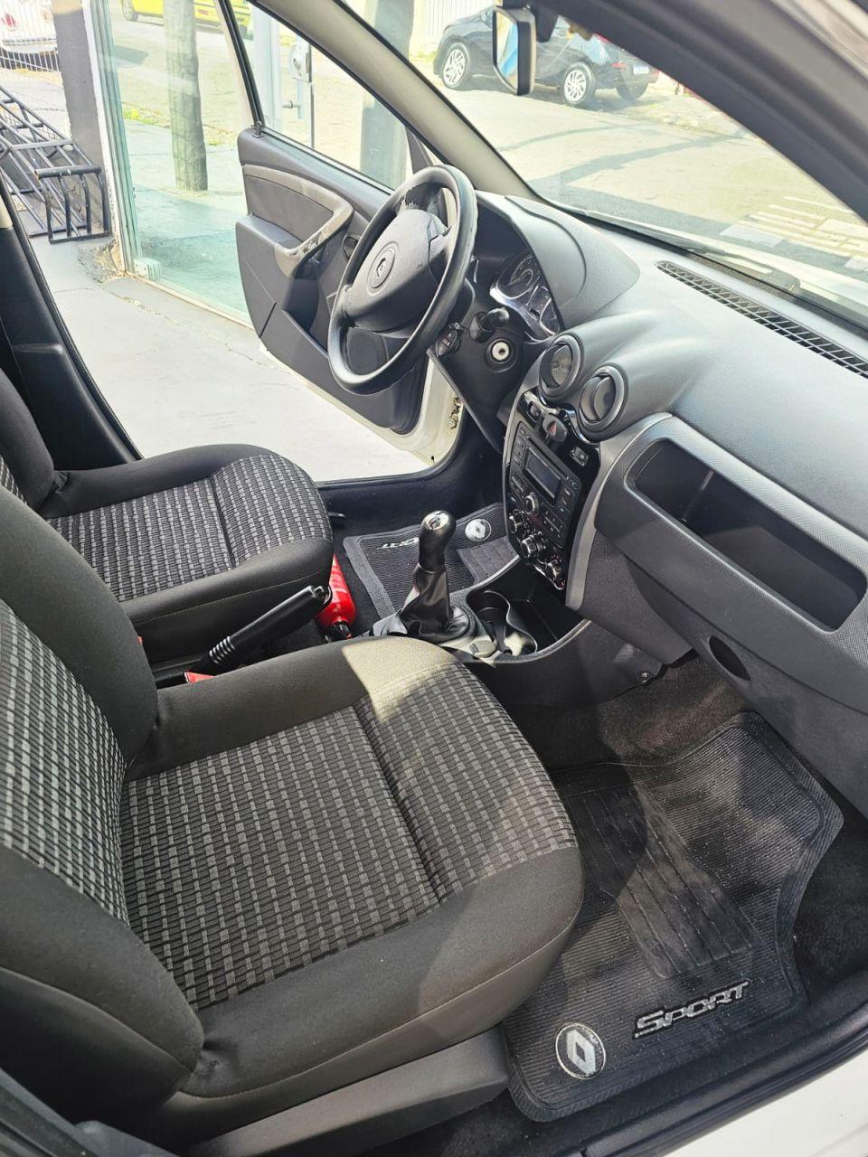 RENAULT Sandero - Foto