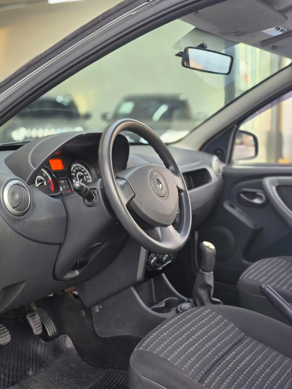 RENAULT Sandero - Foto