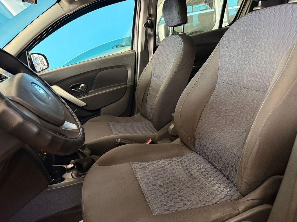 RENAULT Sandero - Foto