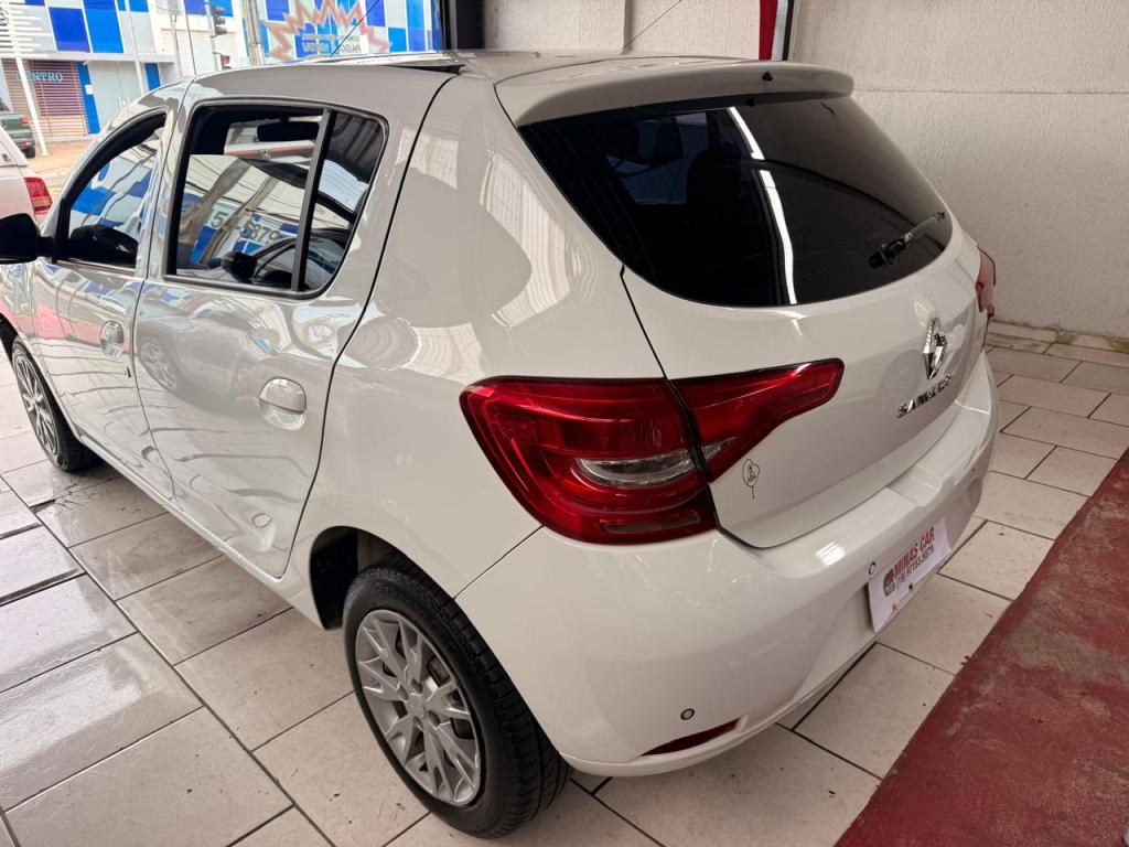 RENAULT Sandero - Foto