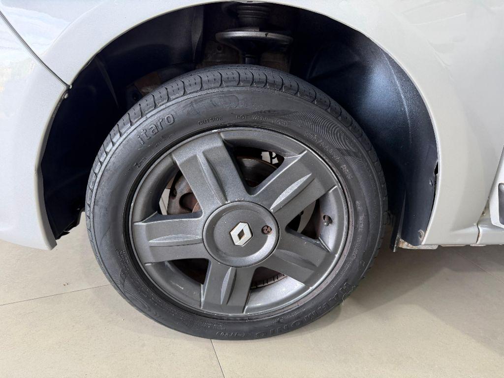 RENAULT Sandero - Foto