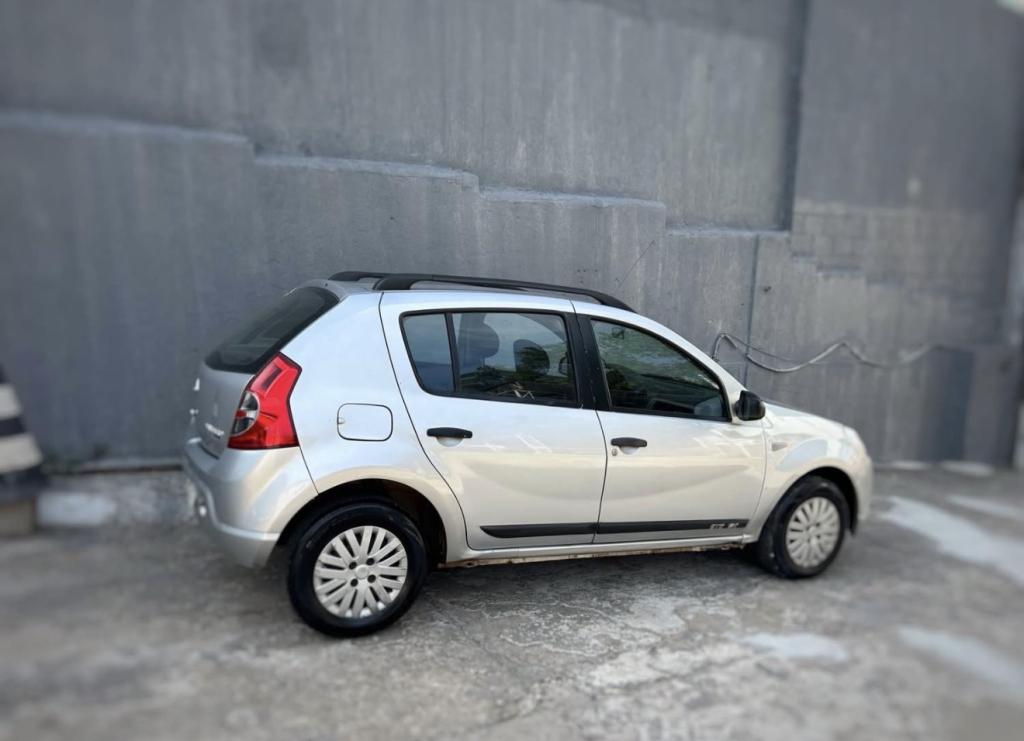 RENAULT Sandero - Foto