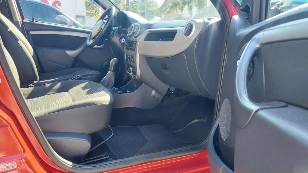 RENAULT Sandero - Foto