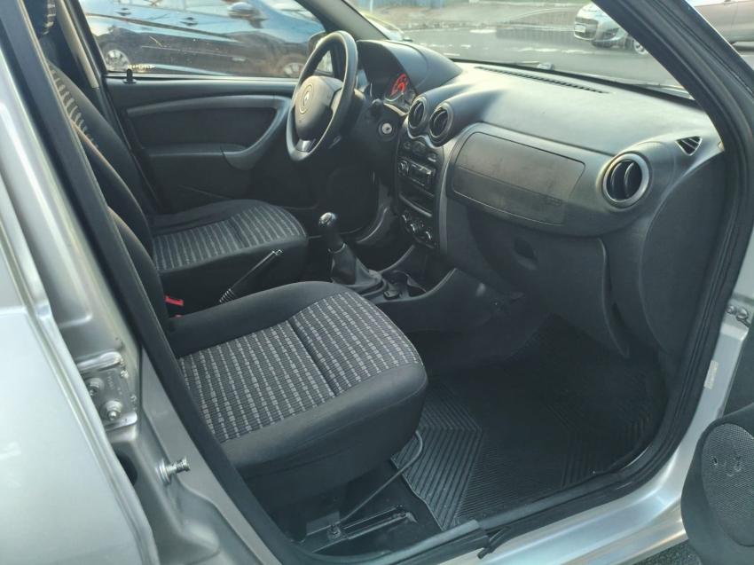RENAULT Sandero - Foto