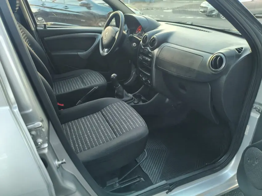 RENAULT Sandero - Foto