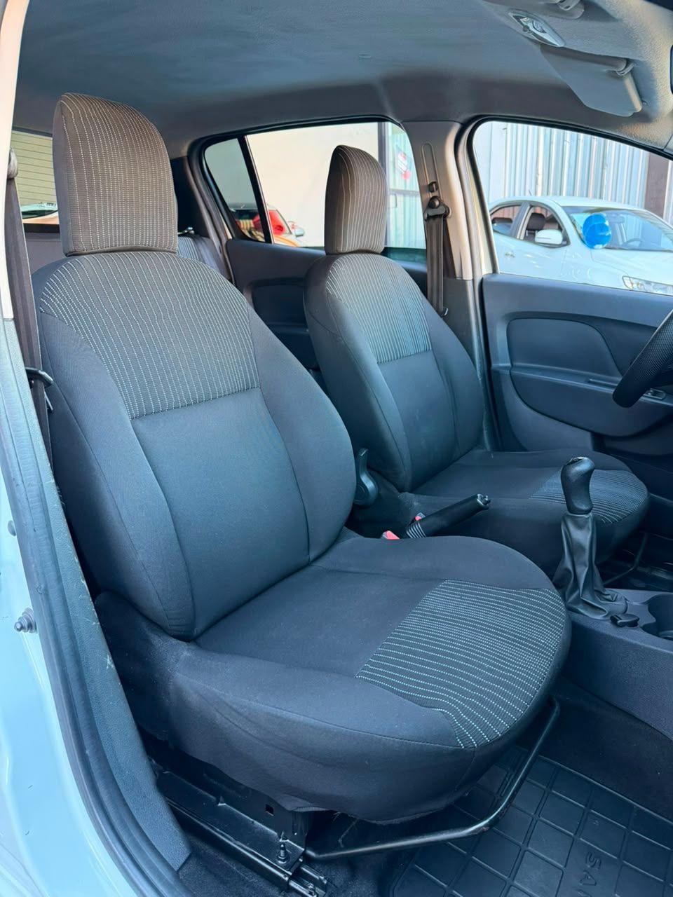 RENAULT Sandero - Foto