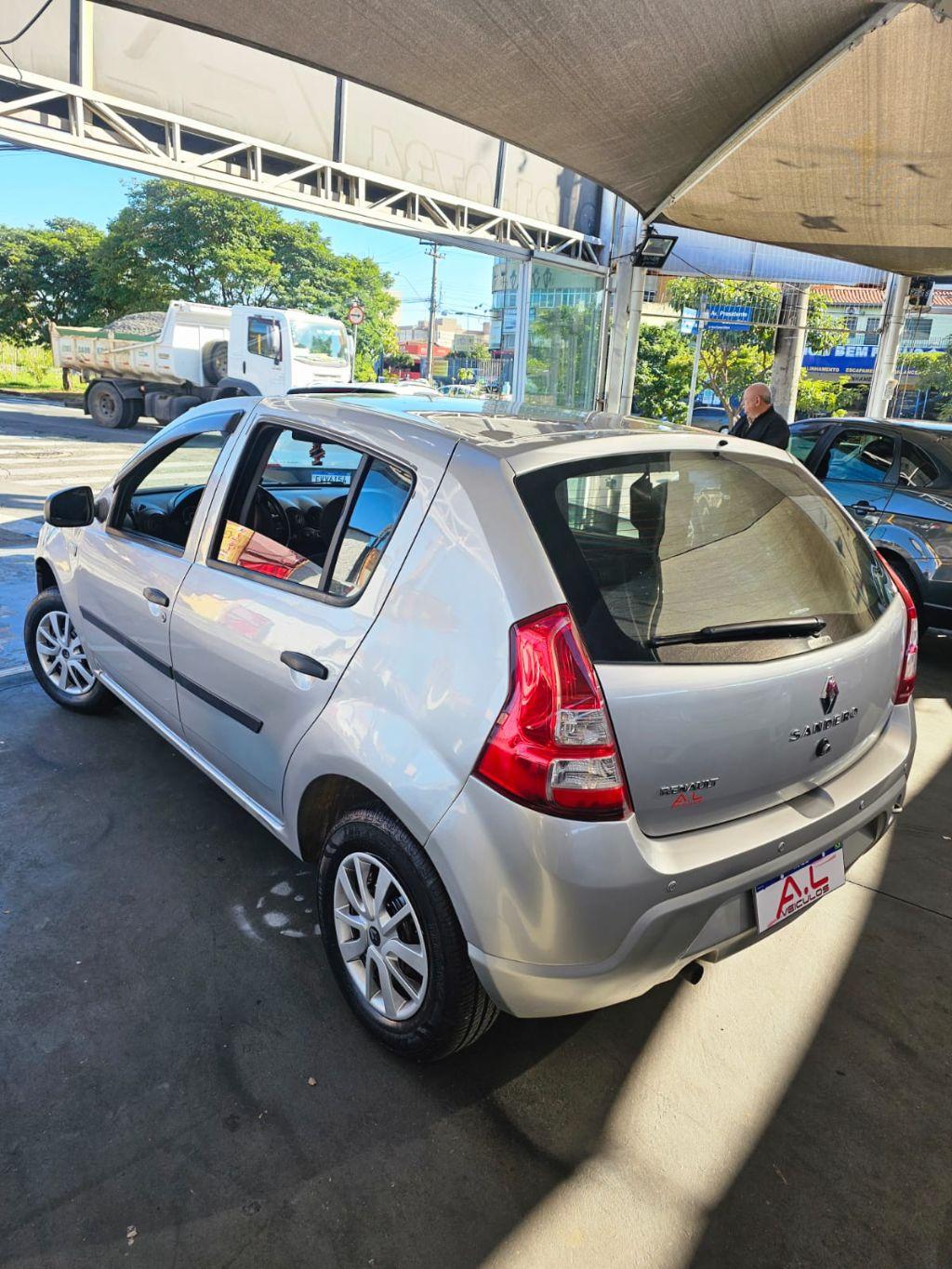 RENAULT Sandero - Foto