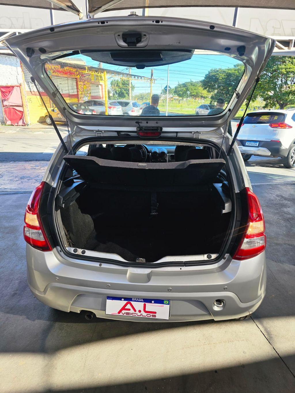 RENAULT Sandero - Foto