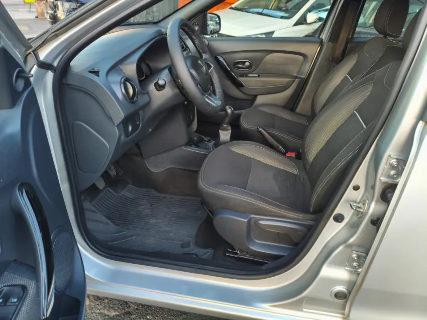 RENAULT Sandero - Foto