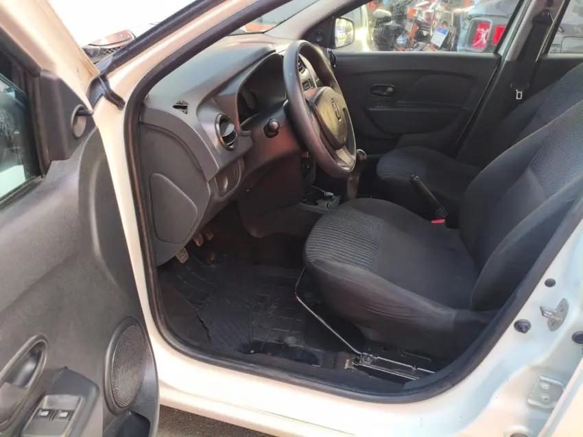 RENAULT Sandero - Foto