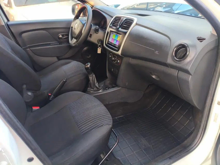 RENAULT Sandero - Foto
