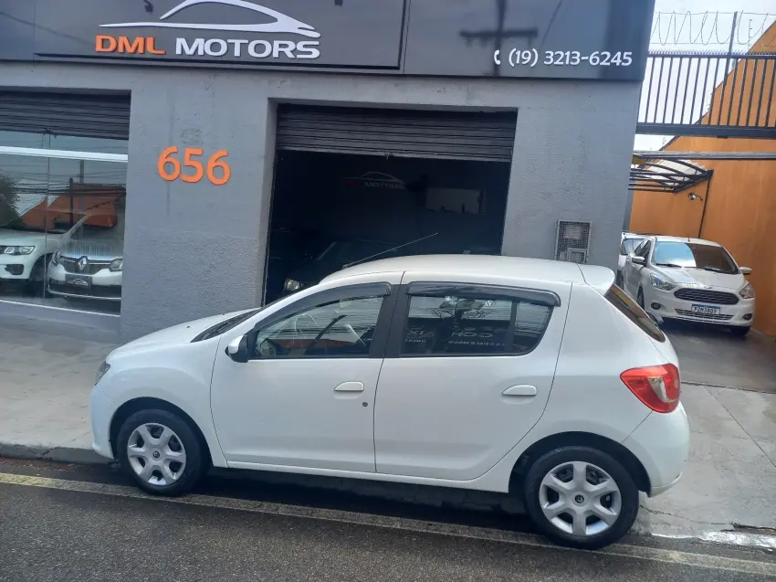 RENAULT Sandero - Foto