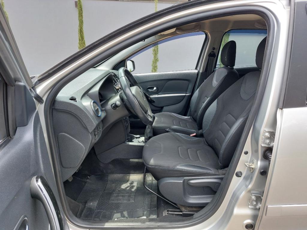 RENAULT Sandero - Foto