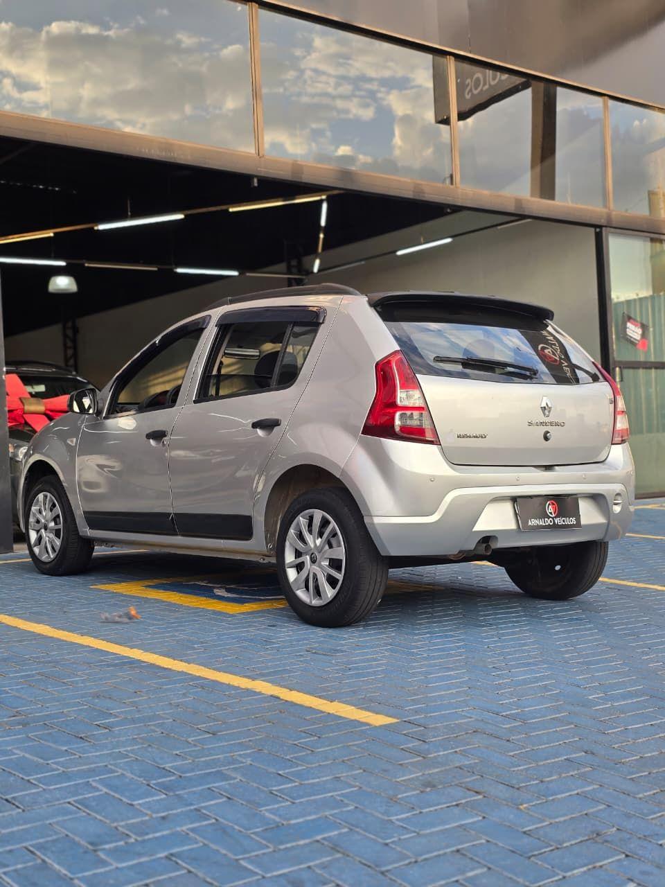 RENAULT Sandero - Foto