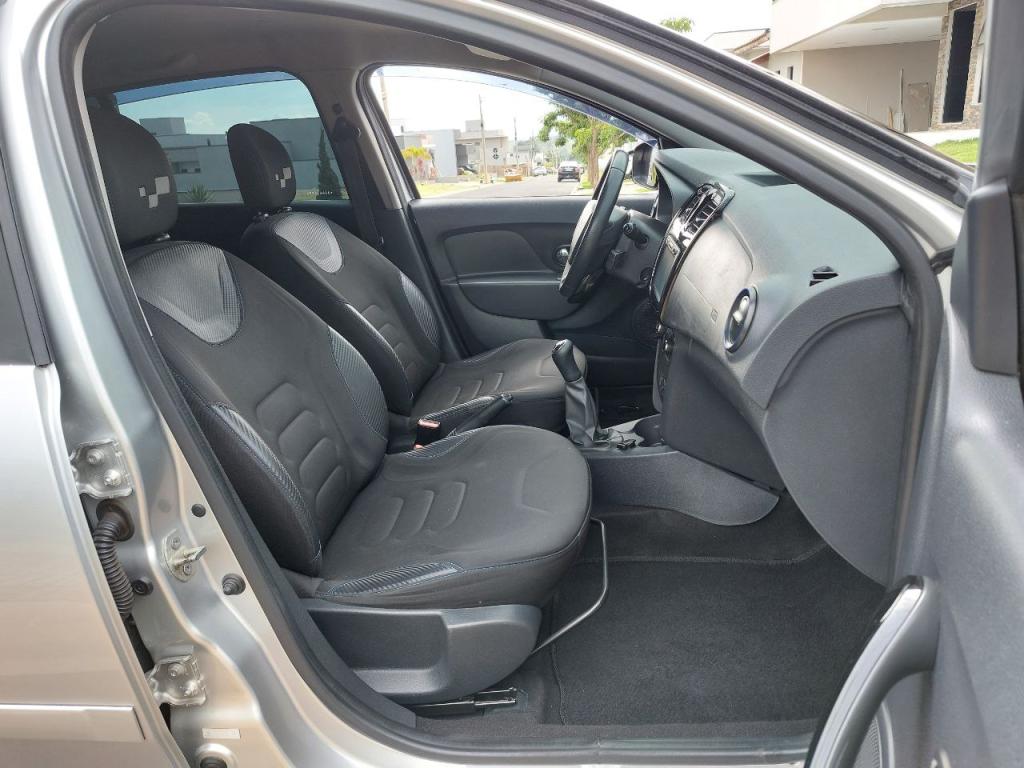 RENAULT Sandero - Foto