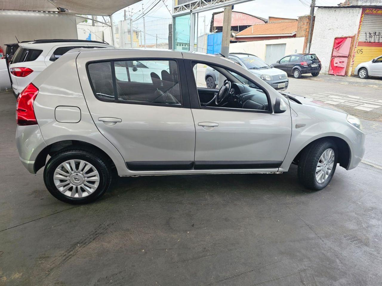 RENAULT Sandero - Foto