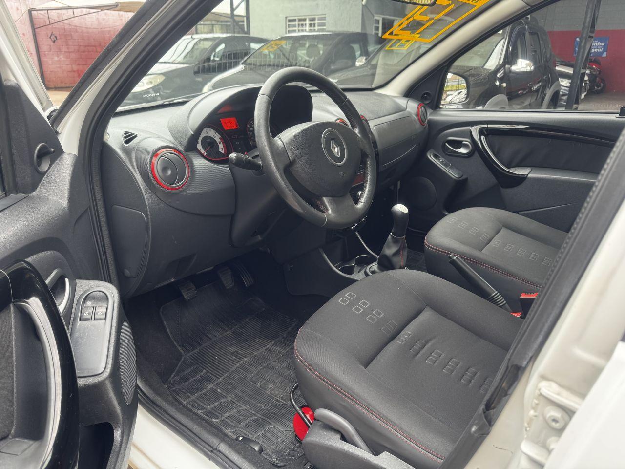 RENAULT Sandero - Foto