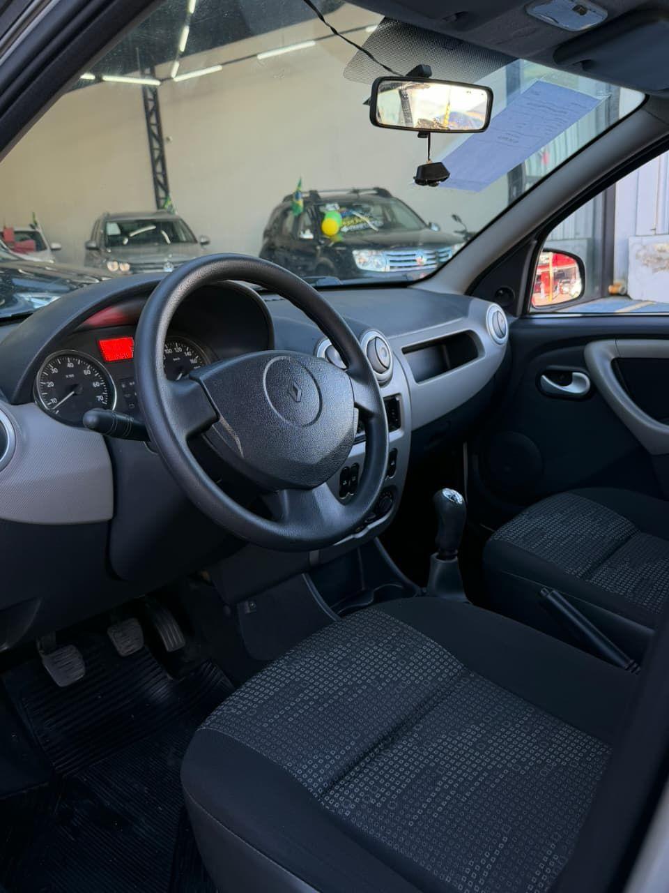 RENAULT Sandero - Foto