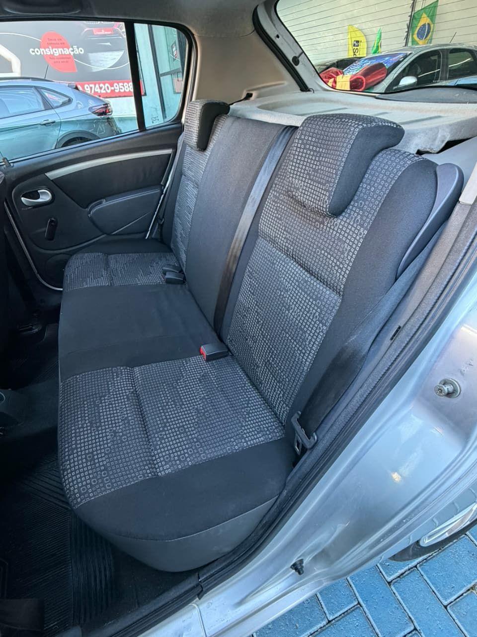 RENAULT Sandero - Foto