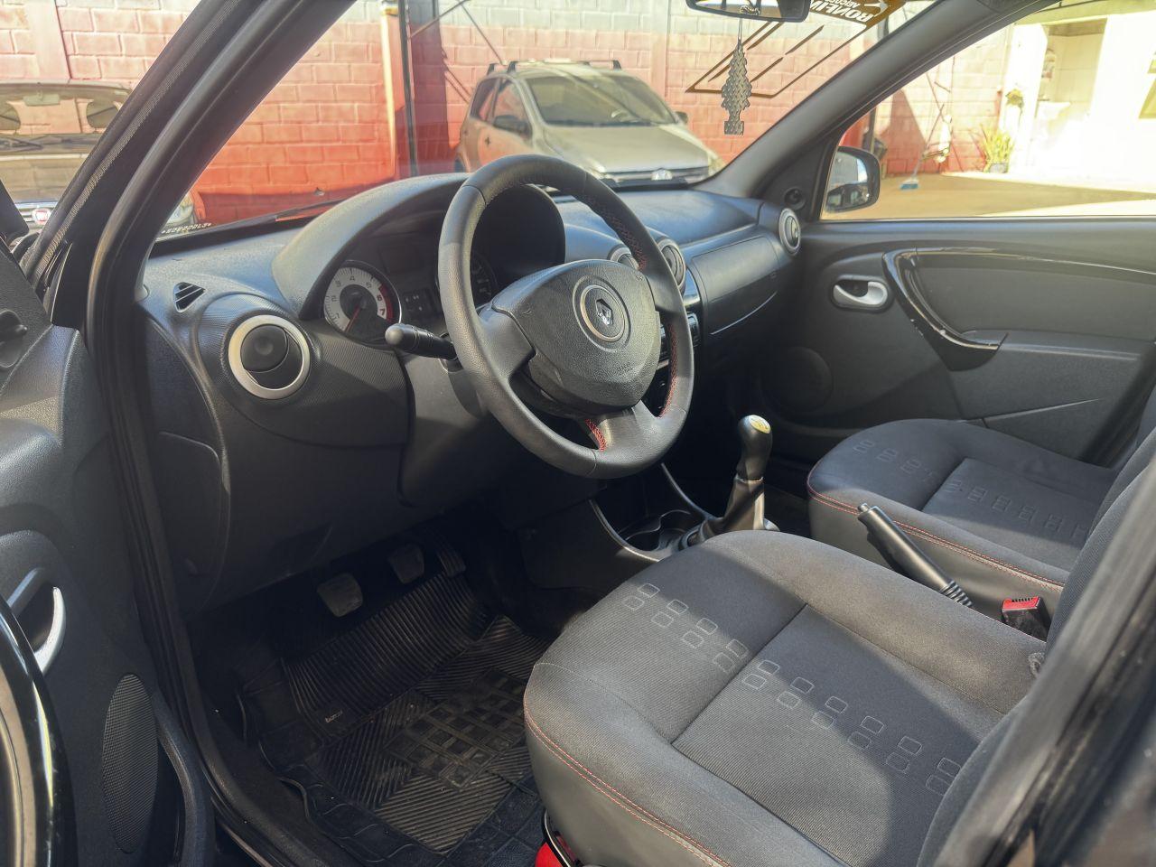 RENAULT Sandero - Foto