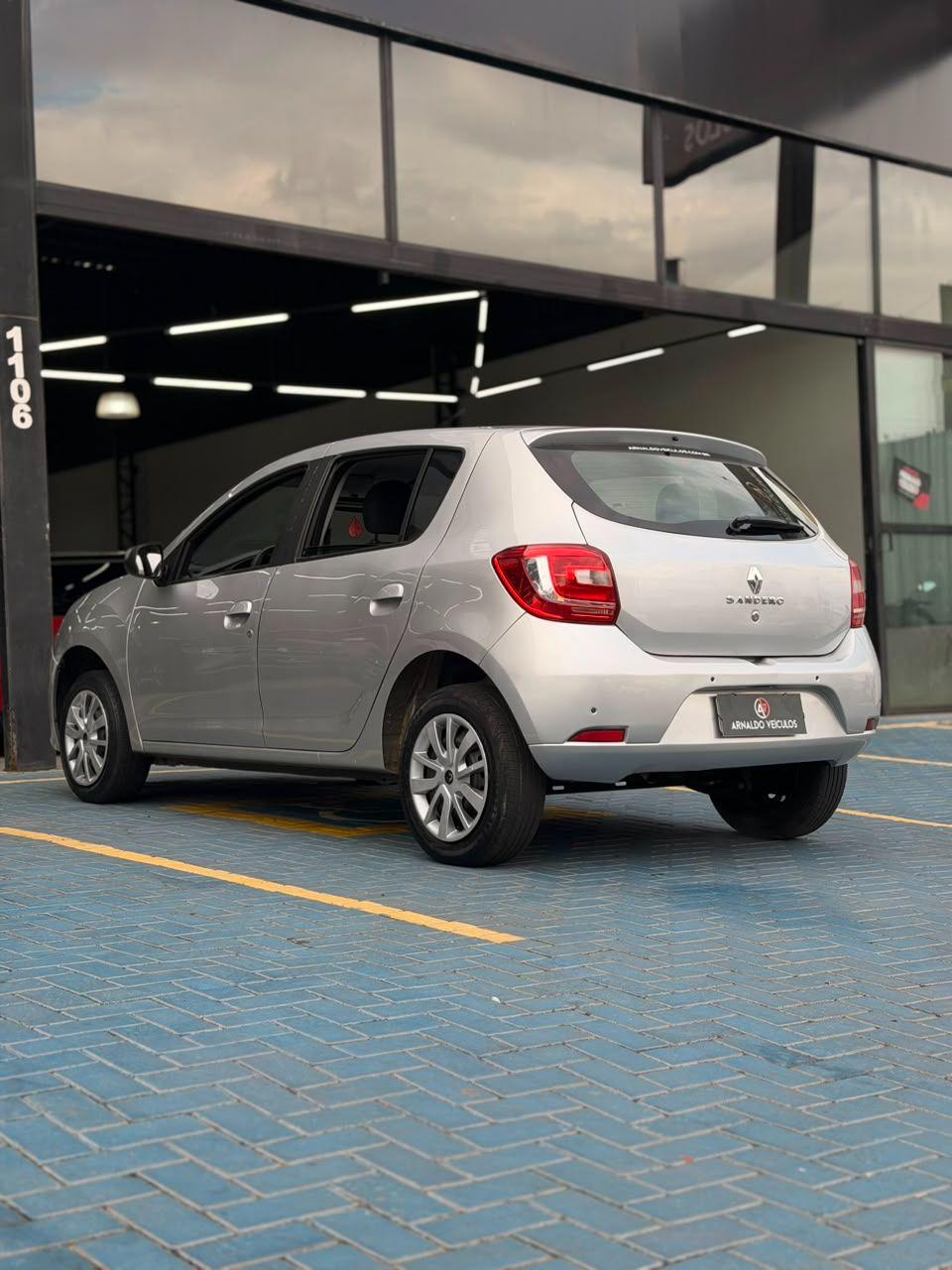 RENAULT Sandero - Foto