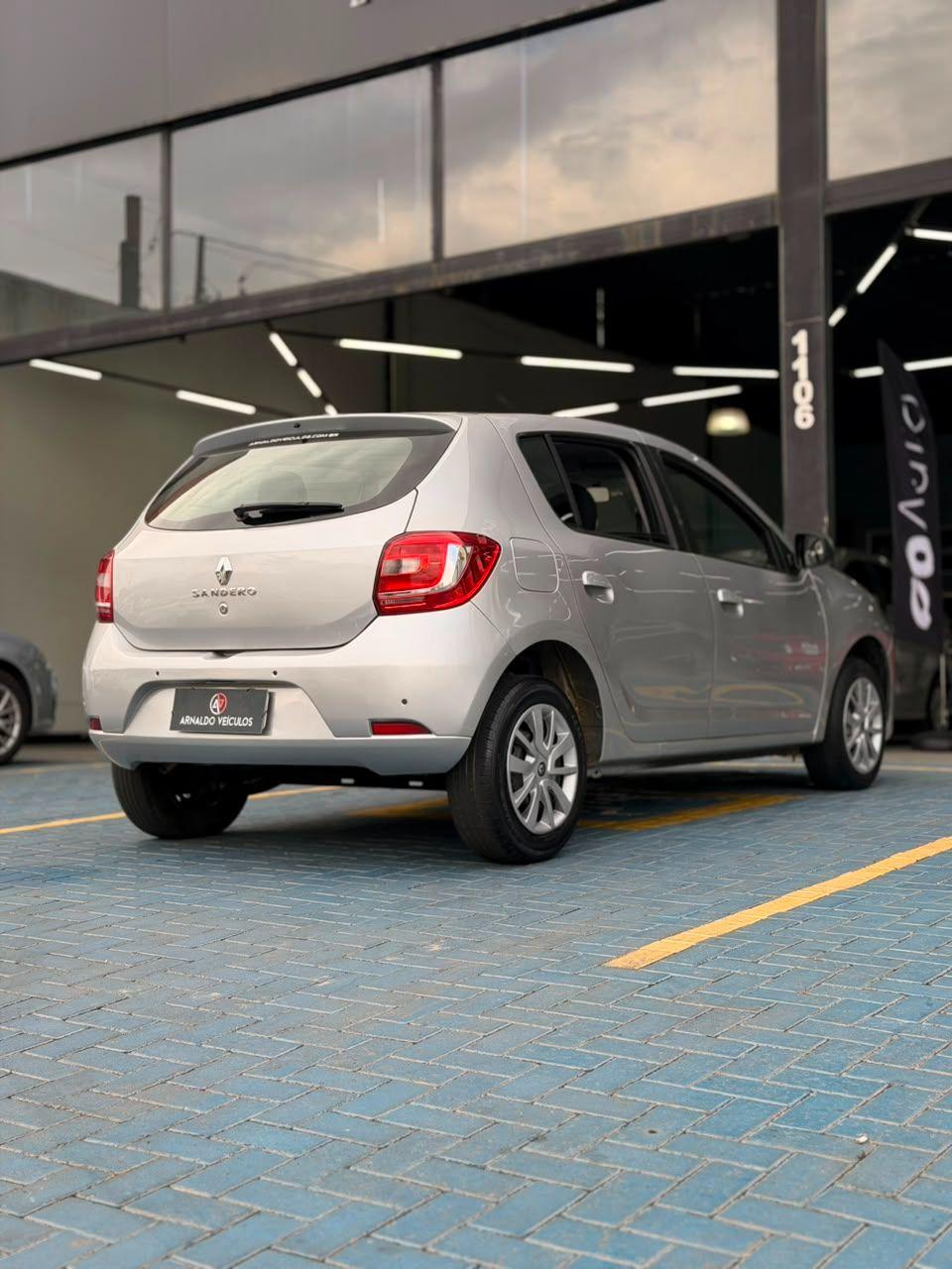 RENAULT Sandero - Foto