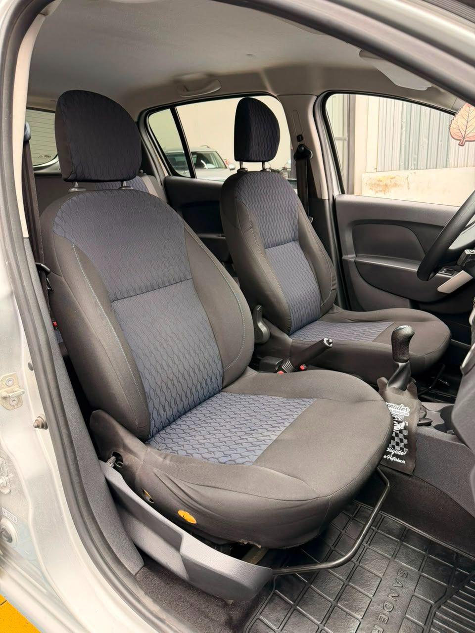 RENAULT Sandero - Foto