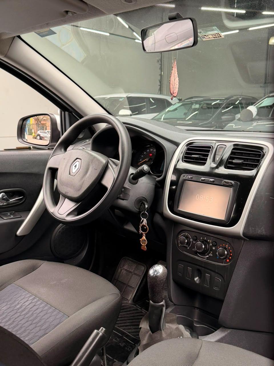 RENAULT Sandero - Foto