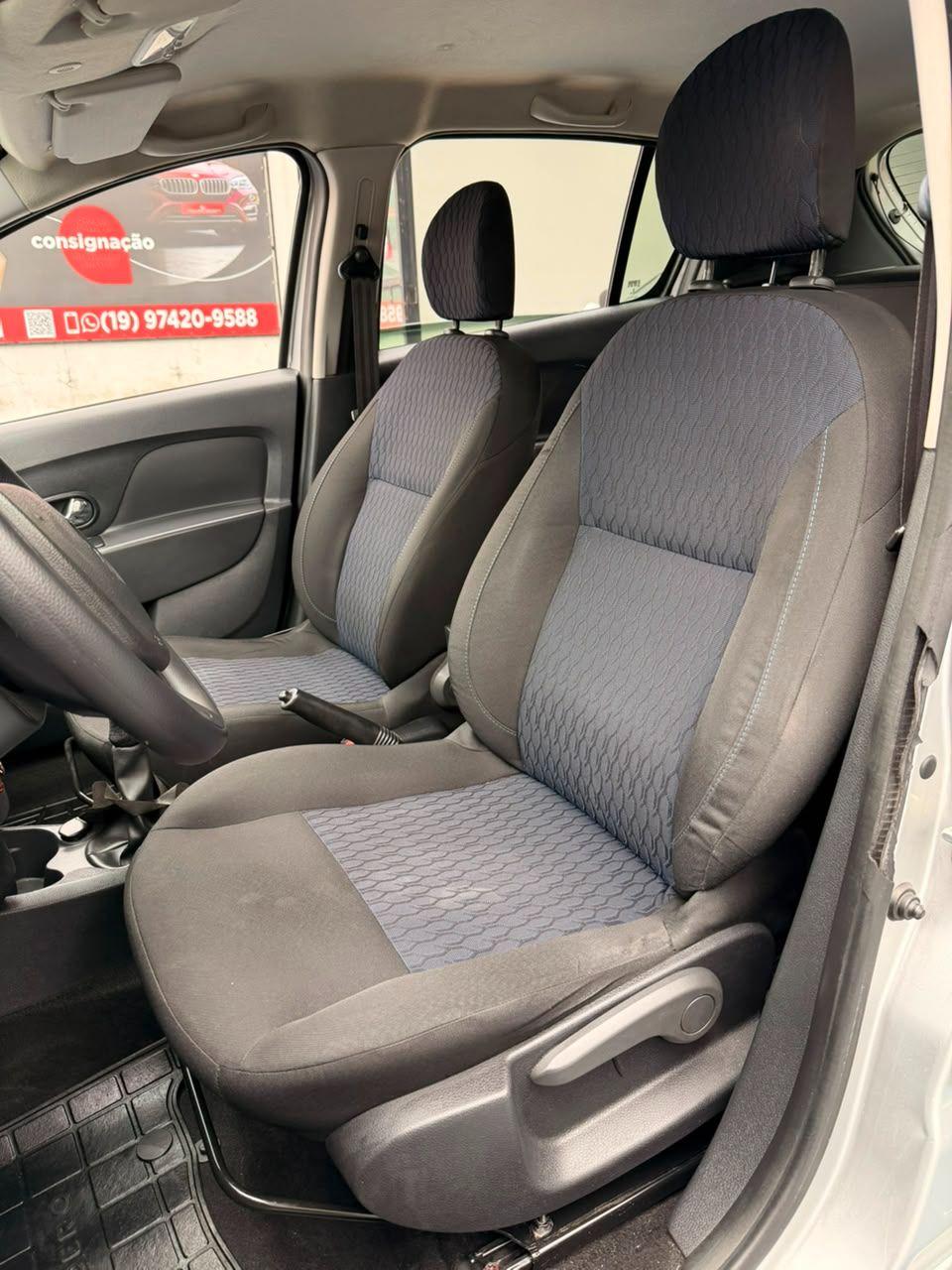 RENAULT Sandero - Foto