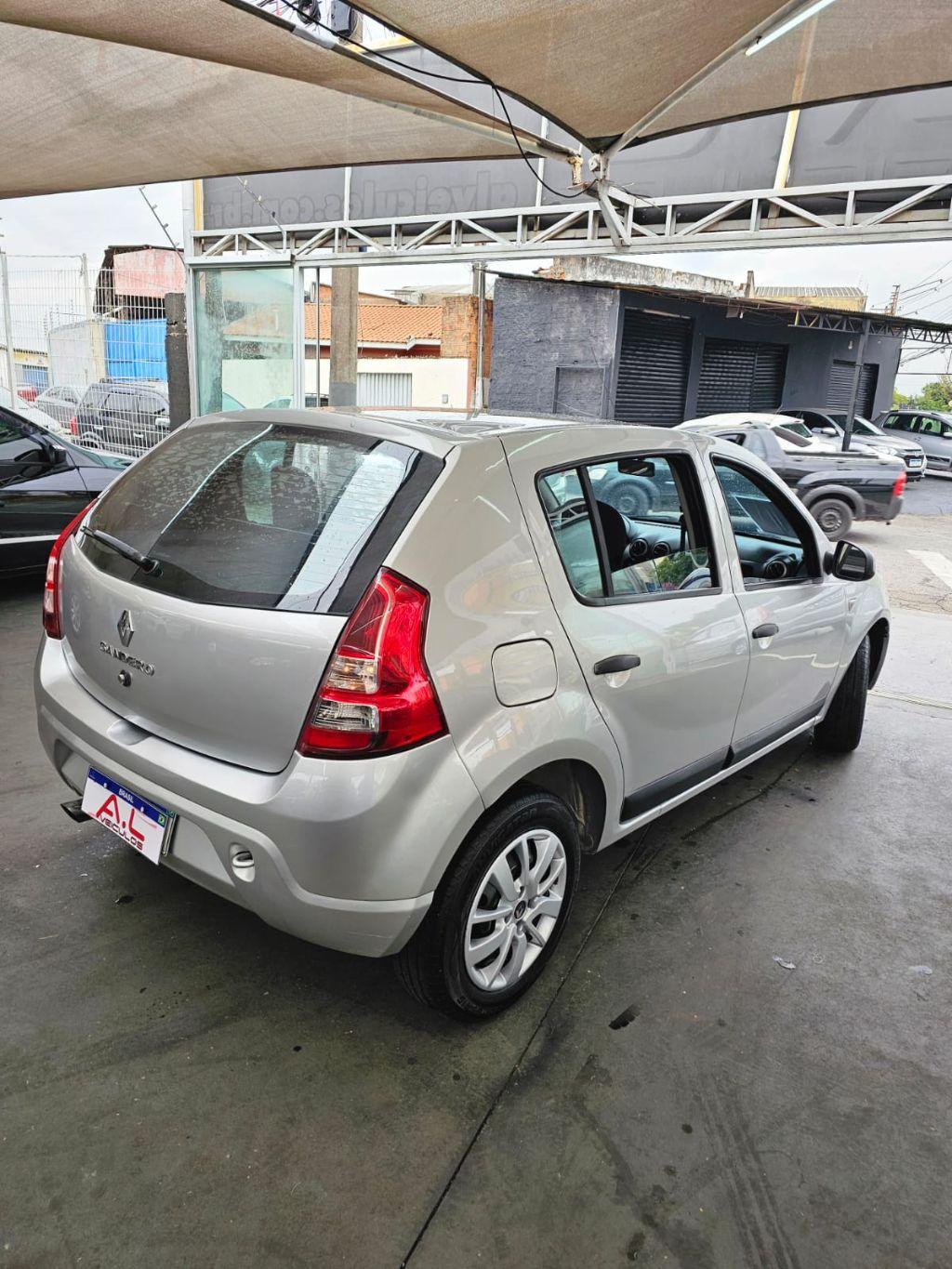 RENAULT Sandero - Foto