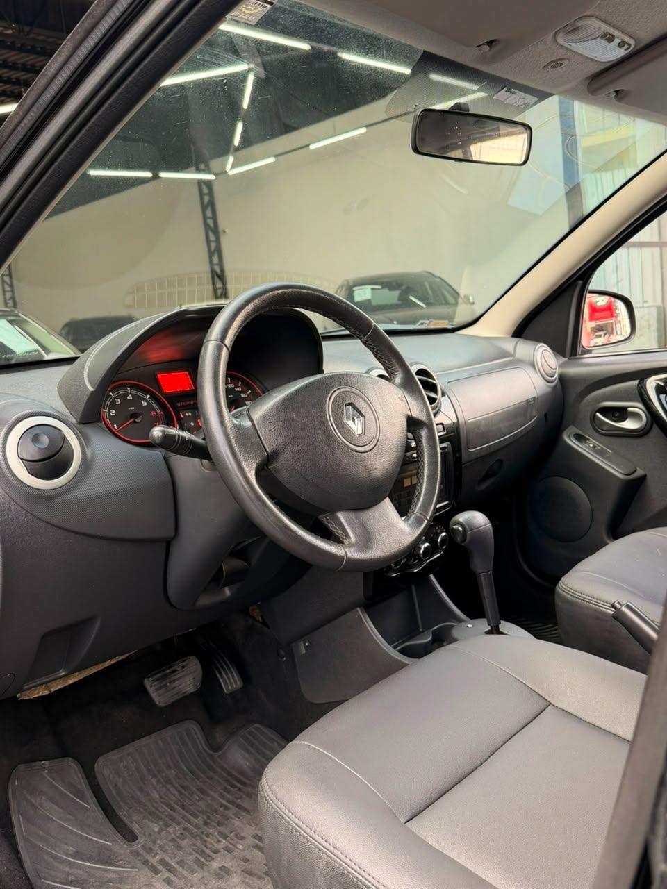 RENAULT Sandero - Foto