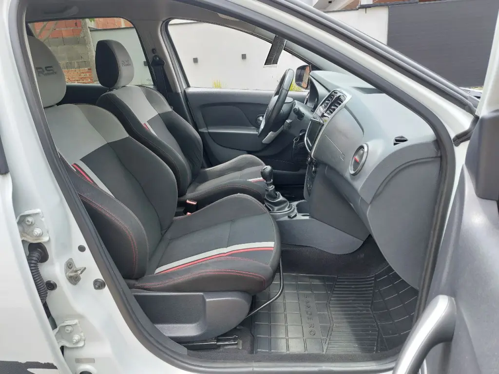 RENAULT Sandero - Foto