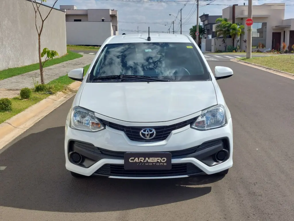 TOYOTA Etios Hatch - Foto