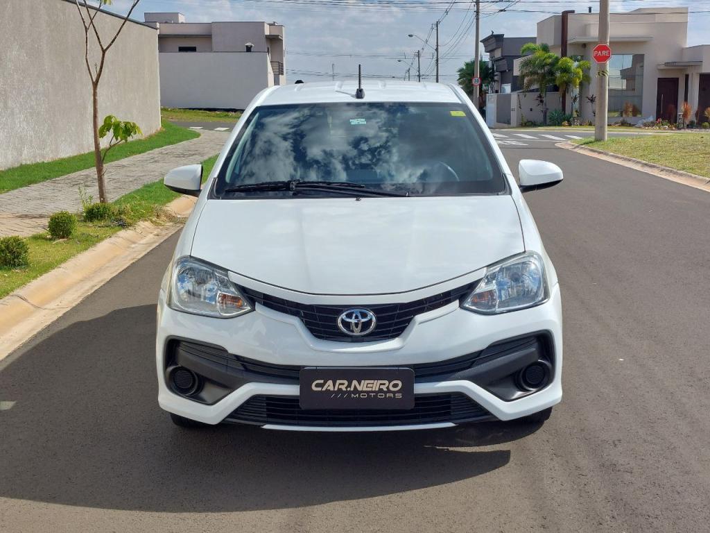 TOYOTA Etios Hatch - Foto