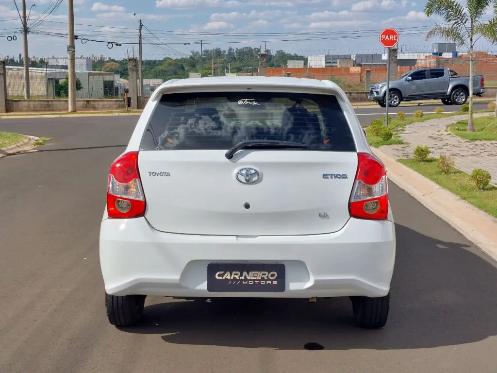 TOYOTA Etios Hatch - Foto