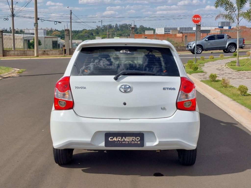 TOYOTA Etios Hatch - Foto