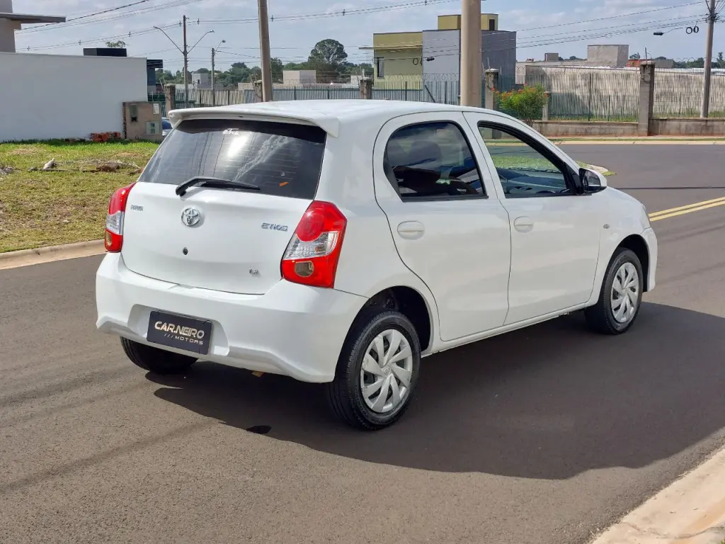 TOYOTA Etios Hatch - Foto