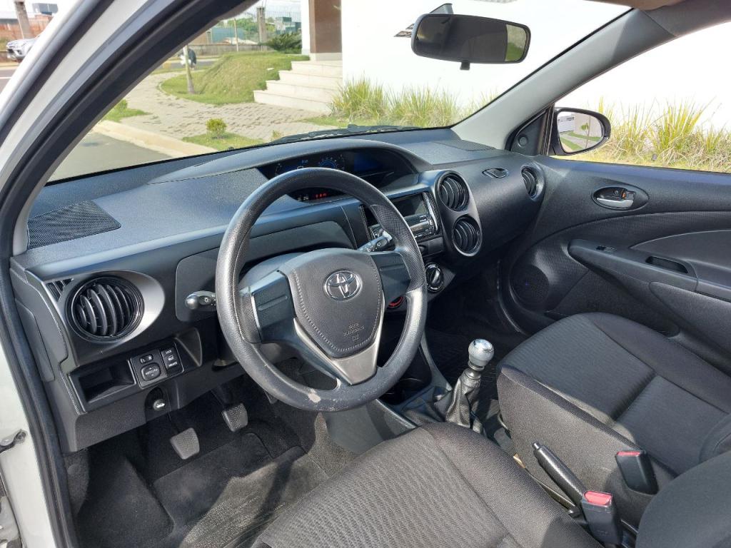 TOYOTA Etios Hatch - Foto