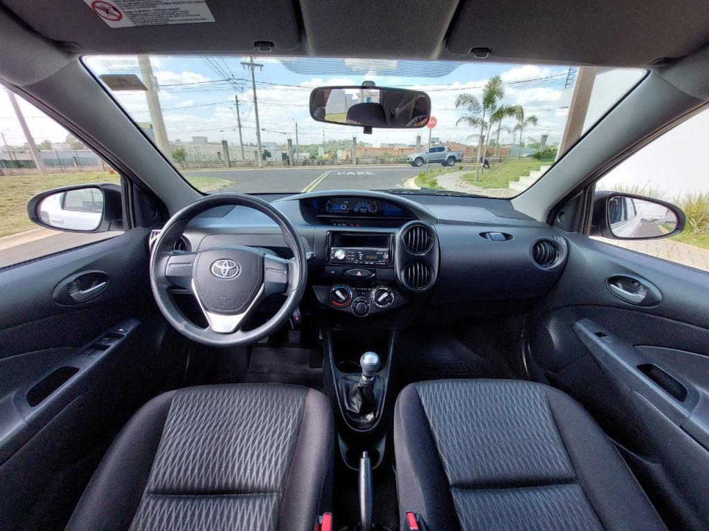 TOYOTA Etios Hatch - Foto