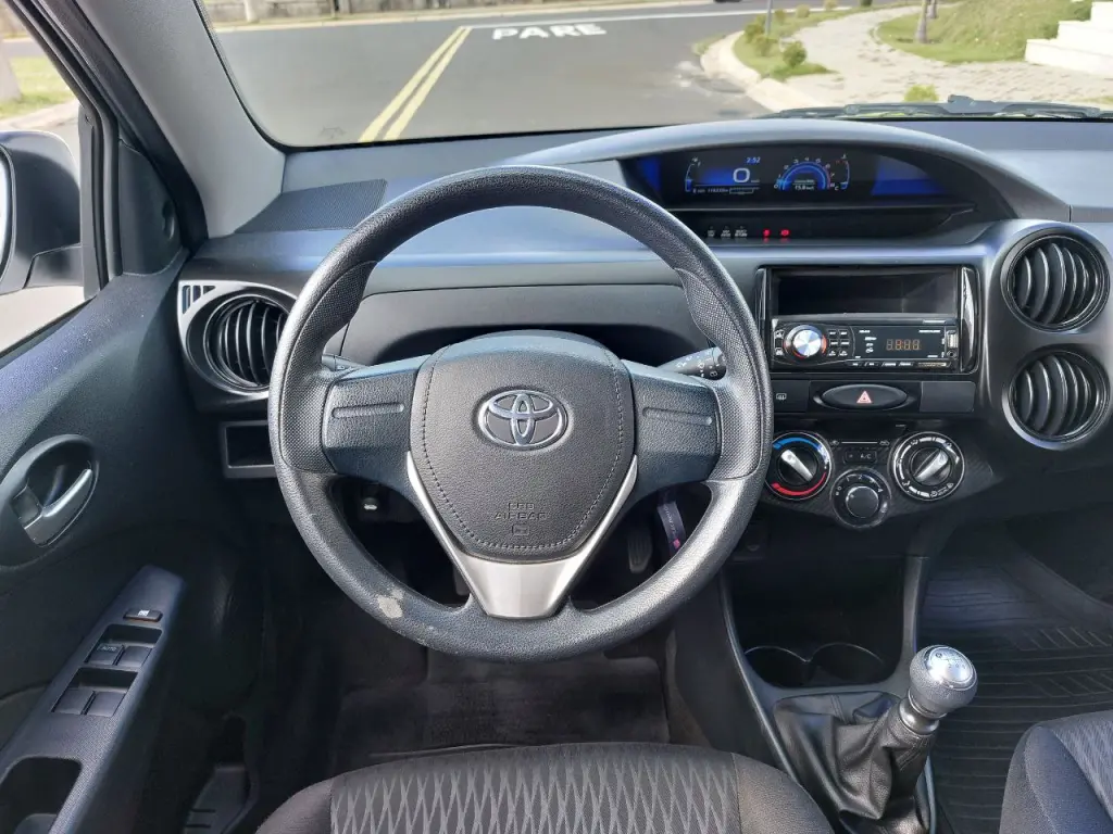 TOYOTA Etios Hatch - Foto