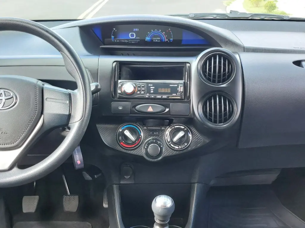 TOYOTA Etios Hatch - Foto